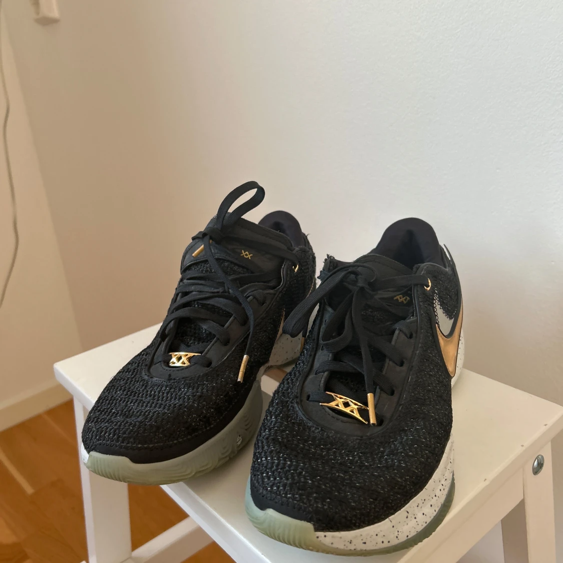 Svarta och guldiga Nike Le Bron XX - 1