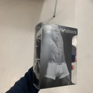 3 pack Emporio Armani kalsonger  - 3 pack Emporio Armani kalsonger helt oöppnade. Storlek XL, pris går att diskutera skriv dm för fler frågor