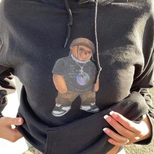 Svart hoodie med nalletryck - Säljer en svart hoodie med ett coolt nalletryck på framsidan. Hoodien har en justerbar dragsko i huvan och en bekväm passform. Perfekt för en avslappnad stil. 🐻