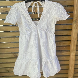 Vit klänning från Zara - Säljer en söt vit SLUTSÅLD klänning från ZARA med broderade detaljer och korta ärmar. Klänningen har en v-ringad design och knytning i ryggen. Perfekt flr student eller sommarklänning🎀 används en gång och i bra skick, väl omhändertagen observera en fläck på framsidan som knappt syns, ca 1/2cm❤️ Nyåris 599kr, säljer för 250❤️ #