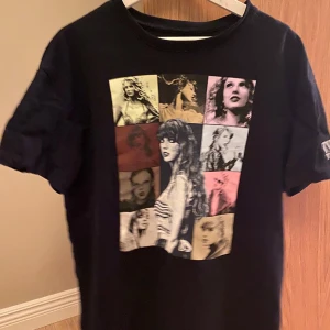 Eras tour tshirt - T shirt merch från Taylor Swifts eras tour, storlek M, passar lagom oversized på mig som är S/M, använd 2/3 ggr men den är i väldigt bra skick.