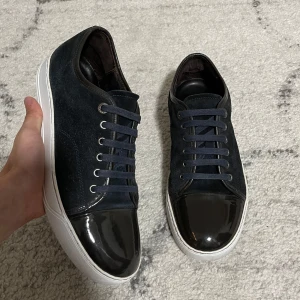 Lanvins - Mörkblå Lanvins | Skick 8/10 (en liten defekt på toebox) Storlek 41 (UK 6) Bara skorna ingår! Fler frågor? Kontakta oss!!