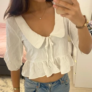 Topp från Zara! - Har bara tagit hem och tvättat den, annars är den helt ny. Lite skrynklig men kan stryka den innan den skickas! Köpt för 250kr