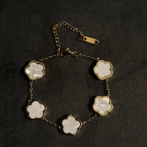 Armband - Nu säljer jag mitt helt nya och oanvända fyrklövs armband. Armbandet är rostfritt. Skriv gärna vid intresse eller funderingar 💗