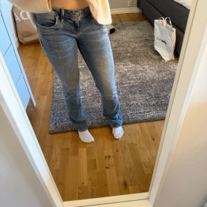 Blå jeans från LTB - Snygga LTB jeans i modellen Valerie. Dom har endast använts några gånger och har inga defekter! 🙏🏻