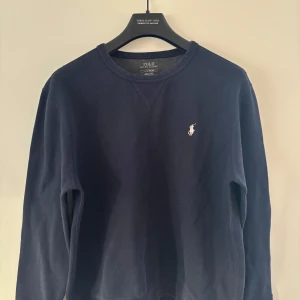 Ralph Lauren tröja  - Hej, säljer en Ralph Lauren tröja i storlek L, den är köpt förra året och inte använd mycket alls. 