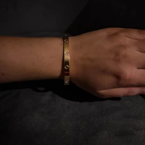 Guld armband - Säljer nu mitt helt nya Cartier liknande armband i rostfrittstål skriv gärna vid intresse eller funderingar 💗