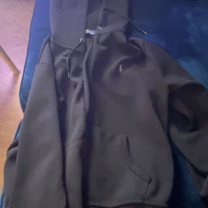Svart Ralph lauren hoodie - Helt ny har användt den en gång svart färg med går Ralph lauren loga 