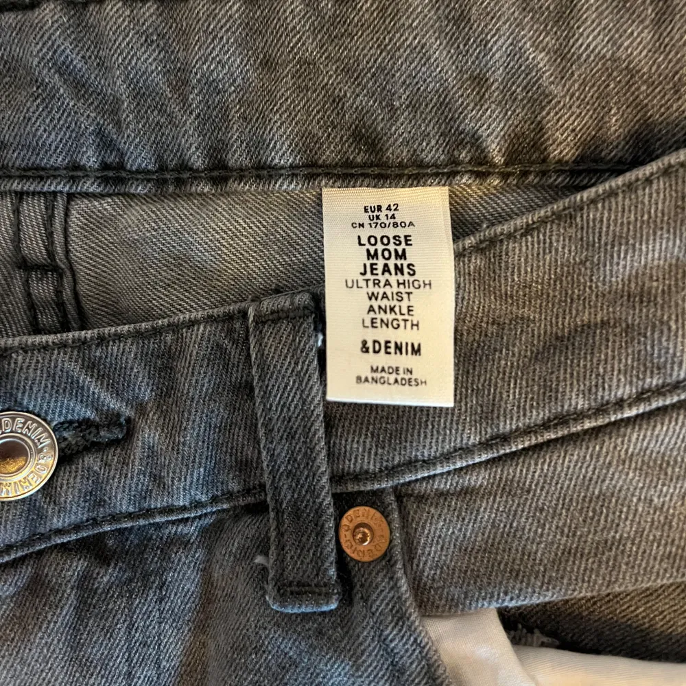 Snygga grå mom jeans från HM med ultra hög midja och ankellängd. De har en loose passform och klassisk femficksdesign. . Farkut & Housut.