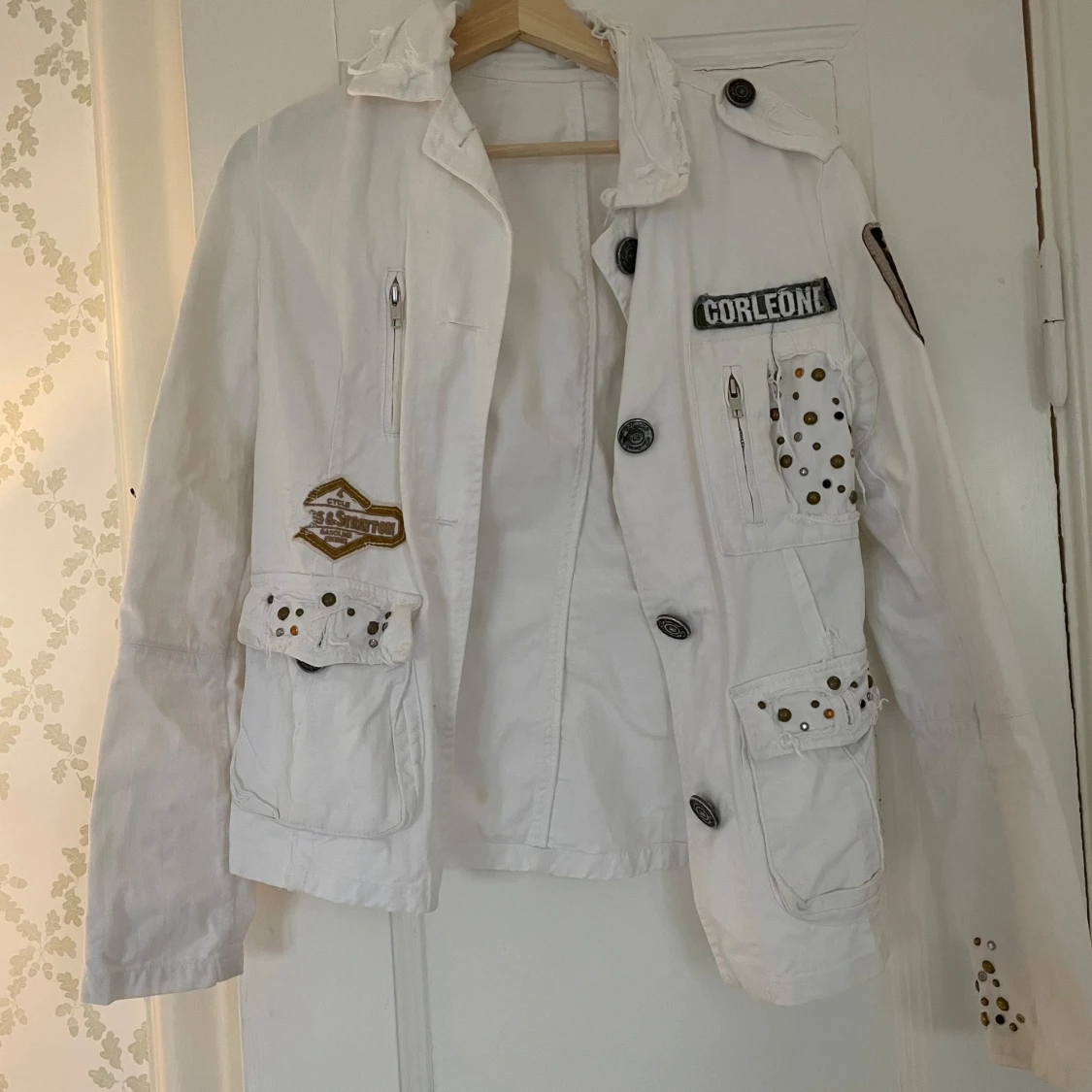 Vit jacka med nitar och patchar - 1