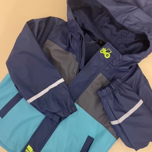 Regn jacka barn  - Storek 98/104 oanvänd helt ny 