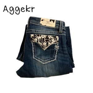 Miss Me Jeans - Hej säljer ett par bootcut lågmidjade miss me jeans i perfekt skick! Storlek 30 men passar 29, skriv ifall du har några frågor, mvh:)