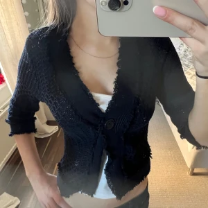 Marinblå kofta💞💞 - Säljer en snygg marinblå kofta från Laura Ashley. Den har en stickad design med trekvartsärmar och knappar framtill. Super snygg men säljer den på grund av att det ej kommer till användning💞 skriv för fler frågor. 