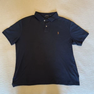 Blå Polo Ralph Lauren piké - Säljer denna fina pikén från Ralph lauren som är i toppskick för ett bra pris. Bara att höra av sig vid minsta fundering!