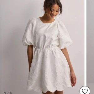 SÖKER! - SÖKER denna klänning i storlek S!