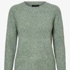 Grön stickad tröja från Vero Moda - Säljer en mysig grön stickad tröja från Vero Moda. Perfekt för kyliga dagar med sin mjuka och bekväma passform. Tröjan har långa ärmar och en rund halsringning. Ett måste i garderoben för en stilren look.Köpt här på Plick för ungefär 200kr men har själv inte använt den då jag inte gillar hur den sitter på mig.Tröjan är väldigt nopprig men man kan fixa det med en noppbortagare💚