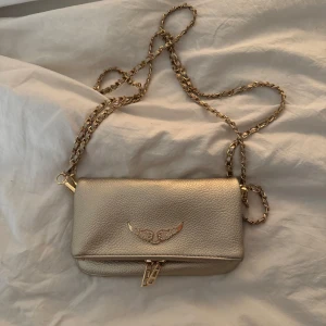 Guld axelväska med kedja - jätte fin väska, köpt här på Plick så vet inte om den är äkta💕