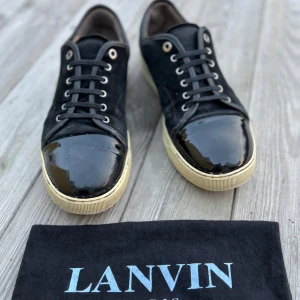 Lanvin storlek 44 - Svarta Lanvin i storlek UK 10, som motsvarar storlek 44. Skorna är i ok skick men har lite slitage på toe capen och några stygn som lossnat lite. Sulan normalsliten. Men funktionella och det syns inte så mycket vid användning. Dustbag orginal medföljer. 