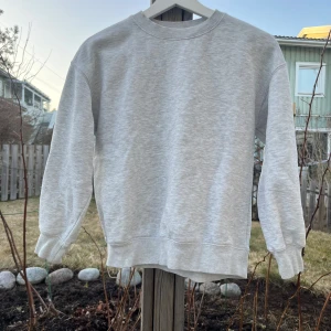 Grå sweatshirt från Zara - Grå swaetshirt tröja från ZARA i str: 140 (9-10). Jättefin, super bra skick!!💕 Kan diskutera pris💕