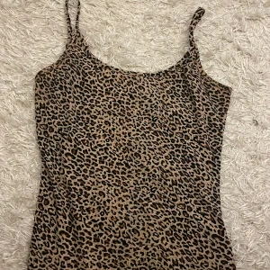 Leopard Linne - Säljer denna linne, nästan helt ny. Från shein i storlek XS. Vid frågor kontakta mig 💗