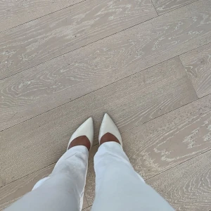 Vita klackskor  - Vita supersnygga klackskor med spets💗 Säljs då dom är lite för små och har alltså köpt nya i större storlek! Storlek 36 men skulle säga att dom är 36/37😊