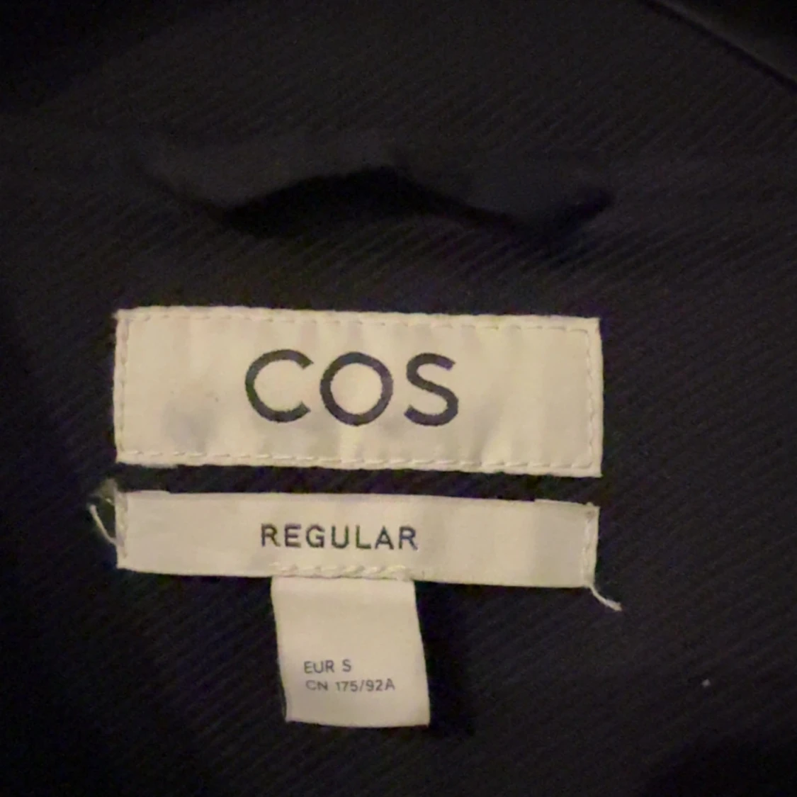 Mörkblå jacka från COS - 3