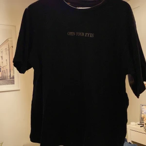 Svart t-shirt med tryck från 157 - Säljer en svart t-shirt från 157.  Perfekt för en avslappnad stil. 