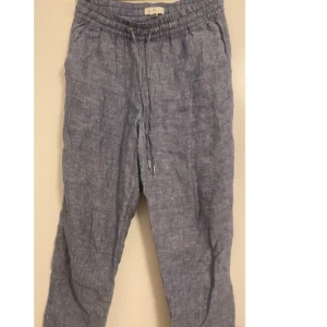 Blå linnebyxor från H&M! - Snygga blå linnebyxor från H&M med elastisk midja och snörning. Byxorna har en enkel design med en bakficka. Mycket bra skick! 
