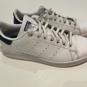 Stan Smith mörkblå - Har mörkblå häl, sparsamt använda. Storlek 38 och 2/3💕 Pris kan ändras vid snabb affär🌸💕skriv om du undrar något💗🥰Nypris 800kr