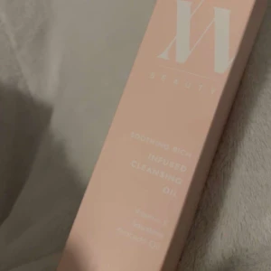 Infused Cleansing Oil från IDA warg beauty - Säljer en Infused Cleansing Oil från ida wargs kollektion . Denna rengöringsolja är berikad med vitamin E, squalane och avokadoolja för en lugnande och rik rengöring. Perfekt för att ta bort smink och orenheter samtidigt som den vårdar huden. Helt oanvänd, öppnad endast för o visa hur den ser ut! 