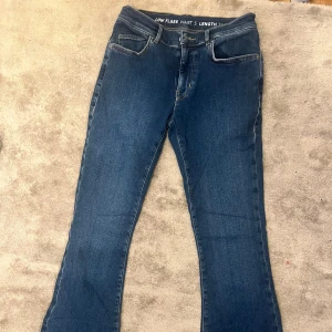 Blå jeans med låg midja - Snygga blå jeans med låg midja och bootcut. Helt oanvända 
