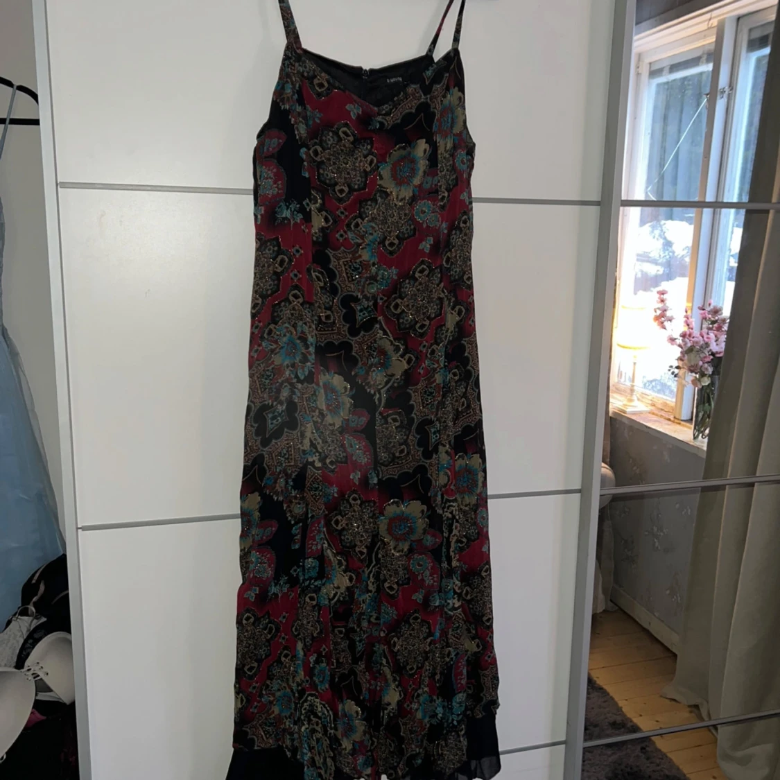 Mönstrad långklänning från b.young