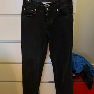 Svarta jeans ICON - Snygga svarta jeans från lager i modellen ICON. En lågmidjad bootcut modell som är superfin på. Storlek M