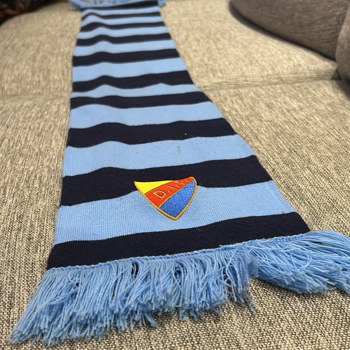 DIF Blå och svart randig halsduk med DIF-emblem - 2