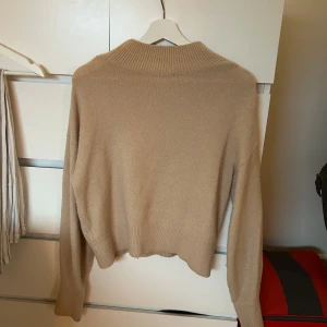 & other stories stickad tröja  - Beige stickad tröja från & other stories, storlek S. Använd med i bra skick. 