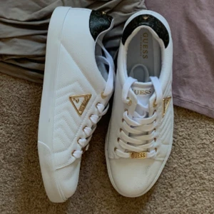 Guess skor - Nya guess sneakers i storlek uk 9! Köpta i London☺️