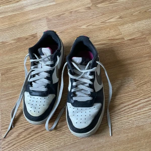 Nike dunks  - Nike Court Borough Low 'Summit White Pink Prime' skor i mörkblå och vitt 😻😻Rosa sula och en Nike-logga i guld på ena sidan och silver på den andra. Lite slitna men fortfarande fina 🩷storlek 37,5💕 skicka pris förslag 🫶🏻