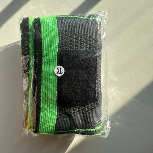 Knästöd bandage - Ett knästöd kan göra stor skillnad för både din komfort och rörlighet. Oavsett om du tränar, går på jobbet eller återhämtar dig från en skada, ger ett knästöd extra stabilitet och lindrar smärta i knäet. Det hjälper till att minska risken för skador och ger dig den trygghet du behöver för att röra dig fritt och utan oro. Investera i ett knästöd idag för att stödja dina knän och förbättra din vardag!