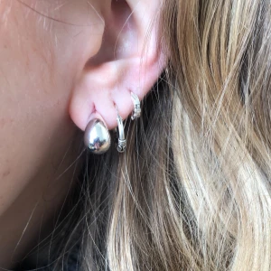 Silverörhängen i droppform - Säljer ett par äkta silverörhängen i en stilren droppform. Silver 925.