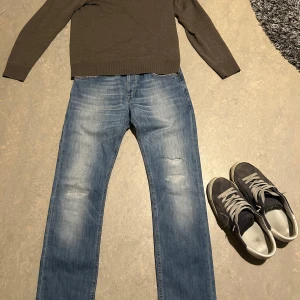 Dondup George jeans - Snygga ljusblå jeans med en klassisk slim fit. De har några slitage på framsidan och bakfickor för att skapa en grisch stil. Jeansen är storlek w31. Nypris 4000kr. perfekta för en avslappnad stil!