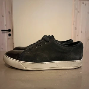 Lanvin Skor  - Tja! Säljer nu dessa Lanvin skor i färgen svart. Storleken är 7 (42,5). Priset är diskuterbart vid snabb affär hör av dig vid fundering! 