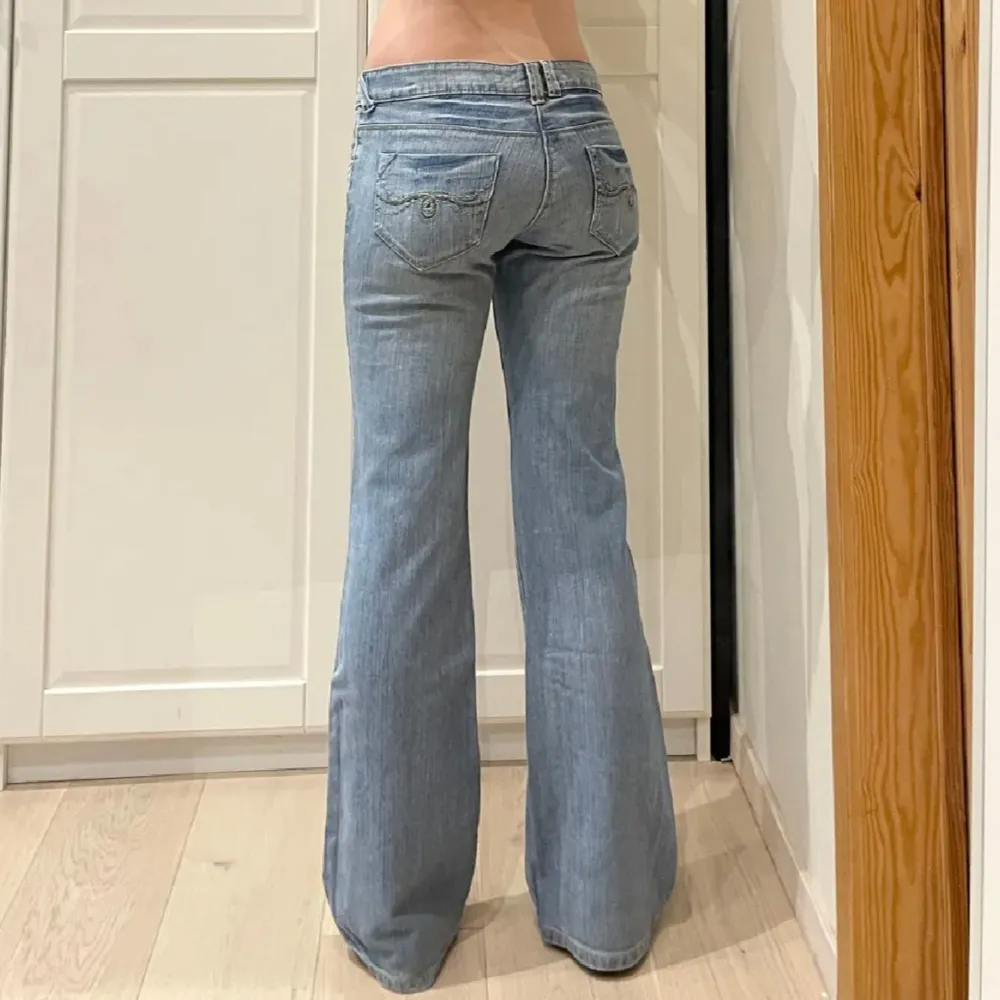 Inte mina bilder!! Snygga ljusblå bootcut jeans med låg midja och dekorativa bakfickor. Köpte här på Plick för 600 men tyvärr e dom lite för stora💗💗 Midja 39 cm rakt över, gren 21 cm, innerben 80 cm. Märkta W29 i UK storlek, enligt förra säljaren känns mer som S, men det är måtten som gäller💗Lite smutsiga benslut. . Farkut & Housut.