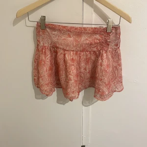 Mönstrad kortkjol från Gina Tricot - Säljer en söt kortkjol från Gina Tricot som inte säljs längre. Kjolen har en elastisk midja. Säljer den för att den är för liten. Skriv privat för bilder på.💕