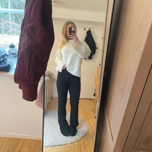 Svarta flare kostymbyxor - Säljer dess snygga svarta kostymbyxor med vida ben. De är från BikBok i storlek 34 och de är lite litet för mig vilket är varför jag säljer dem. Det är medelhögmidja. Som det visas på sista bilden är det trådar som är där vid knappen men det är inget man ser när man har på sig dom. Det är lite nopprigt på rumpan men verkligen inget man ser. Skriv vid funderingar.