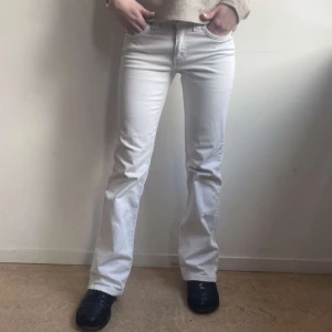 Vita bootcut jeans - Snygga vita bootcut jeans med medelhög/låg midja. Perfekta för en stilren look. De har klassiska femficksdetaljer och en bekväm passform, samt lite extra detaljer på fickorna baktill. Storlek, Xs, midjemått 33cm, innerbenslängd 78cm💕