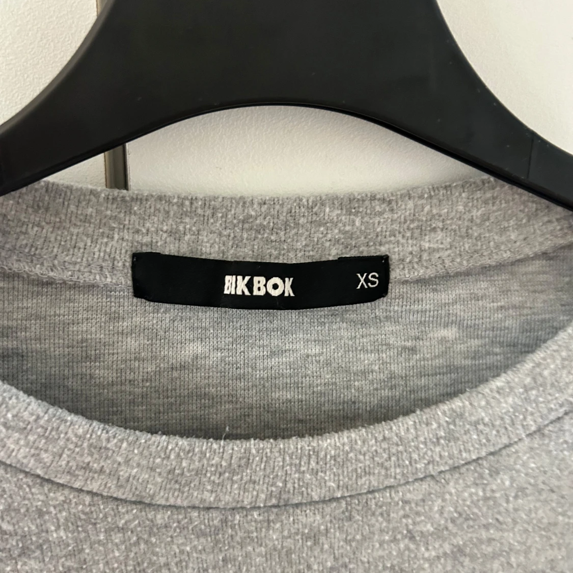 Grå croppad tröja från Bik Bok - 2