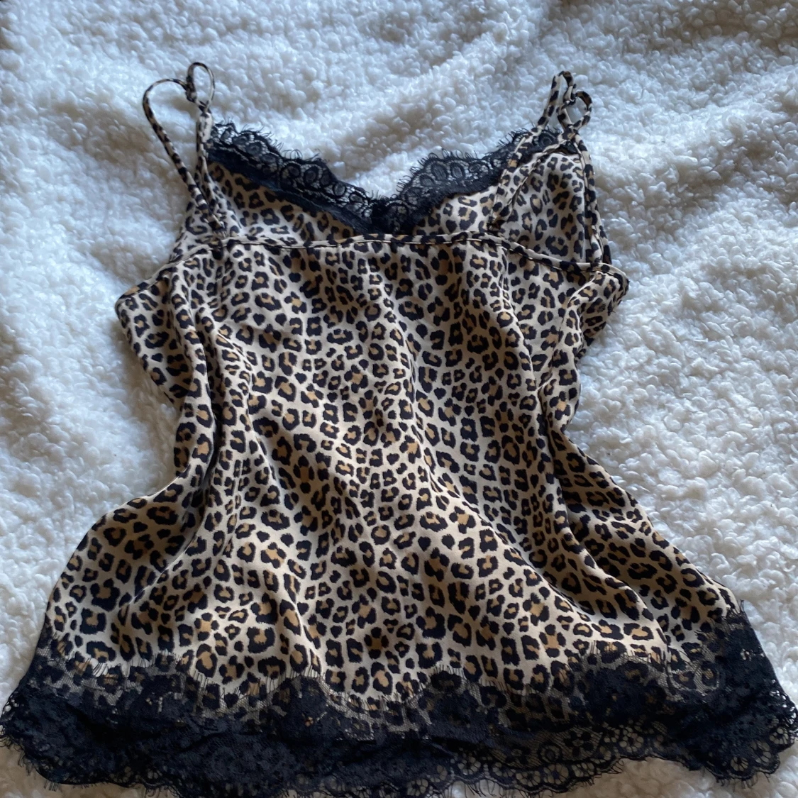 Leopardmönstrad linne med spetsdetaljer - 1