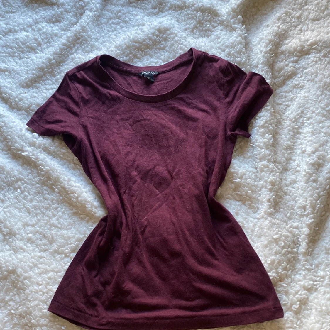 Vinröd t-shirt från Monki