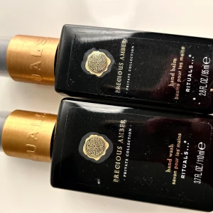Precious Amber handtvål och handbalsam från Rituals - Två flaskor från Rituals Private Collection i doften Precious Amber. Den ena är en handtvål på 110 ml och den andra en handbalsam på 85 ml. Flaskorna är svarta med guldfärgade detaljer och har en elegant design.