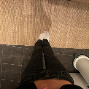 Lågmidjade jeans  - Lågmidjade svarta jeans från stradivarius. Använda men i fint skick 💗 Skriv om ni vill ha fler bilder!